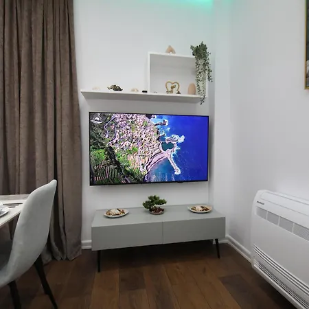 Modern Steps From The Sea In Apartament Wlora