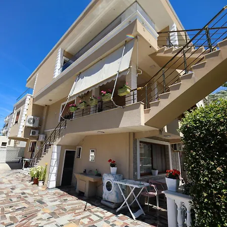 Modern Steps From The Sea In Wlora