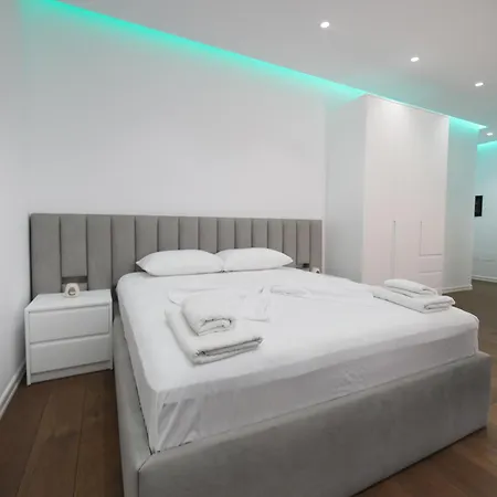 Modern Steps From The Sea In Apartment