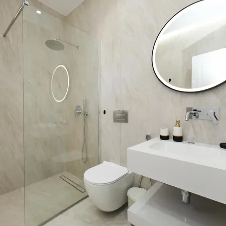 Modern Steps From The Sea In Apartment